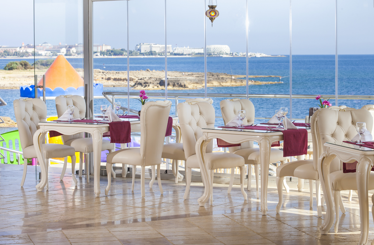 Modern Saraylar Tatil Köyü Deniz Manzaralı Restaurant